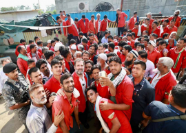 போர்ட்டர்கள் சட்டையை அணிந்து சுமையை தூக்கிய ராகுல்காந்தி