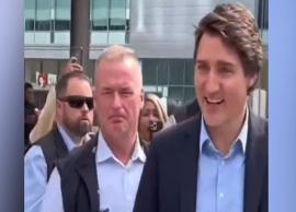 ஆதரவாளர்களுடன் பேசிக் கொண்டிருந்த பிரதமர் ஜஸ்டின் ட்ரூடோவை இடைமறித்து திட்டிய நபர்