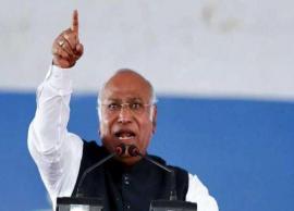 அரசியலுக்கு பிரதமர் மோடி ராணுவத்தை பயன்படுத்துவதாக காங்கிரஸ் தலைவர் குற்றச்சாட்டு