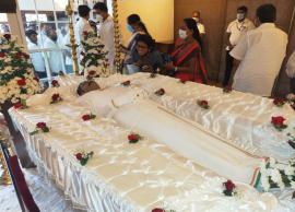 ஆறுமுகன் தொண்டமான் உடலுக்கு சுகாதார நடைமுறையை பின்பற்றி அஞ்சலி செலுத்தும் மக்கள்