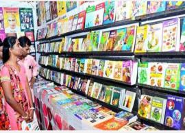 தஞ்சாவூரில் நடந்து வரும் புத்தகத் திருவிழாவில் புத்தகங்கள் நன்கொடை வழங்கல்