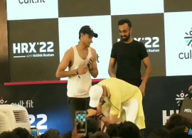 ரசிகர் காலில் விழுந்த பிரபல இந்தி நடிகர் ஹிருத்திக் ரோஷன்