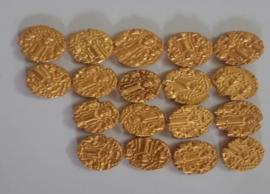 குழாய் பதிக்க பள்ளம் தோண்டியபோது கிடைத்த தங்கக் காசுகள்... அரசிடம் ஒப்படைப்பு