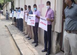 யாழ்ப்பாணம் வைத்தியசாலை வைத்தியர்கள் கறுப்புப்பட்டி அணிந்து பணி