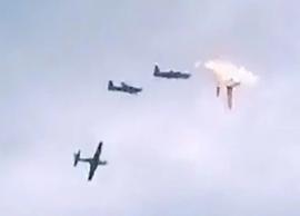 பயிற்சி விமானங்கள் நடுவானில் மோதிக் கொண்டு விபத்து