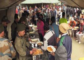 பரிதவிக்கும் சுற்றுலாப்பயணிகளை மீட்கும் ராணுவத்தினர்