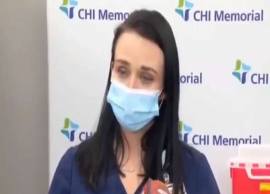 அமெரிக்காவில் நேரலையின் போது கொரோனா தடுப்பூசி போட்டுக்கொண்ட நர்ஸ் மயங்கியதால் பரபரப்பு