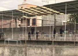 மெக்சிகோவில் நடந்த கால்பந்து போட்டியின்போது இரு தரப்பினருக்கு இடையே மோதல்