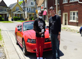 போராட்டத்திற்கு பின் சாலைகளில் கிடந்த குப்பைகளை அகற்றிய இளைஞருக்கு குவியும் பரிசுகள் 