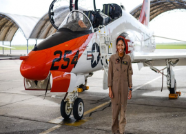 அமெரிக்க கடற்படையின் போர் விமானத்தை இயக்கவுள்ள முதல் கருப்பின பெண் விமானி