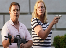 அமெரிக்காவில் கதவை போராட்டக்காரர்கள் உடைத்ததால் துப்பாக்கியை காட்டி மிரட்டிய தம்பதி