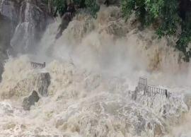 காவிரி ஆற்றில் பெருகும் வெள்ளம்..மேட்டூர் அணை நீர்மட்டம்  உயர்வு ..