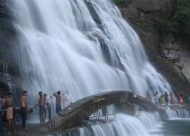 மலைப்பகுதிகளில் பலத்த மழை; அருவிகளில் கடும் வெள்ளப்பெருக்கு