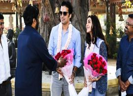 படப்பிடிப்பிற்கு கணவருடன் வந்த காஜல் அகர்வால்; மாலை அணிவித்து மரியாதை செய்த படக்குழுவினர்