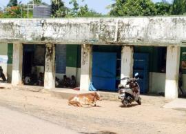 மாற்று கட்டடம் கட்டப்படாததால் வராண்டாவில் அமர்ந்து படிக்கும் மாணவர்கள்