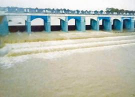 வாய்க்கால் கரையில் உடைப்பு; ஏரிக்கு செல்லாமல் வீணாகும் தண்ணீர்