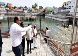 தஞ்சை அய்யங்குளம் நீரில் படர்ந்துள்ள பாசிகளை அகற்றும் பணிகளை ஆய்வு செய்த கலெக்டர்