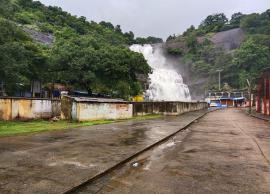 குற்றால அருவிகளில் வெள்ளப்பெருக்கு ஏற்பட்டுள்ள நிலையில்  குளிக்க தடை