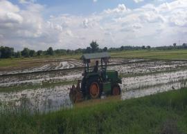 ஒரு போக சம்பா சாகுபடிக்காக வயலை உழும் பணியில் விவசாயிகள் மும்முரம்