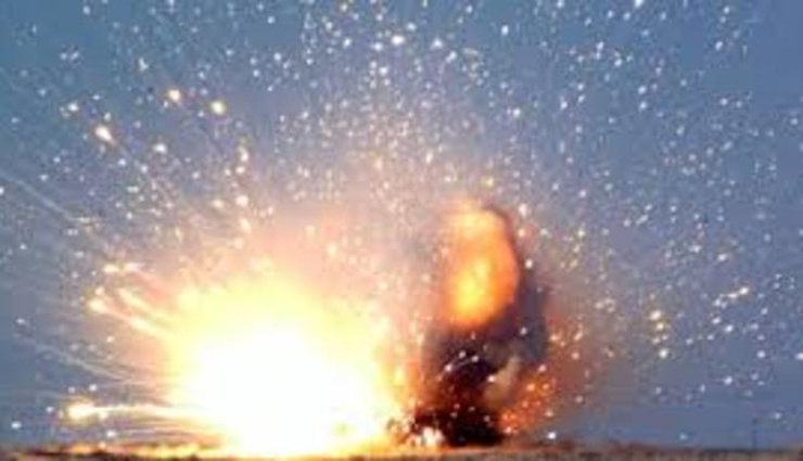 வெடி பொருள் வெடித்ததில் காவலர் பலத்த காயம்