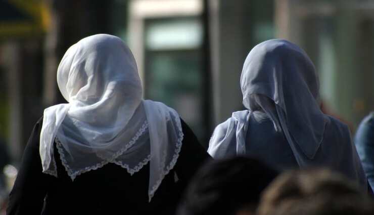 pakistan orders schoolgirls to wear hijab ,பாகிஸ்தான், மாணவிகள், ஹிஜாப், கட்டாயம், உறுதி, கடும் விமர்சனம்