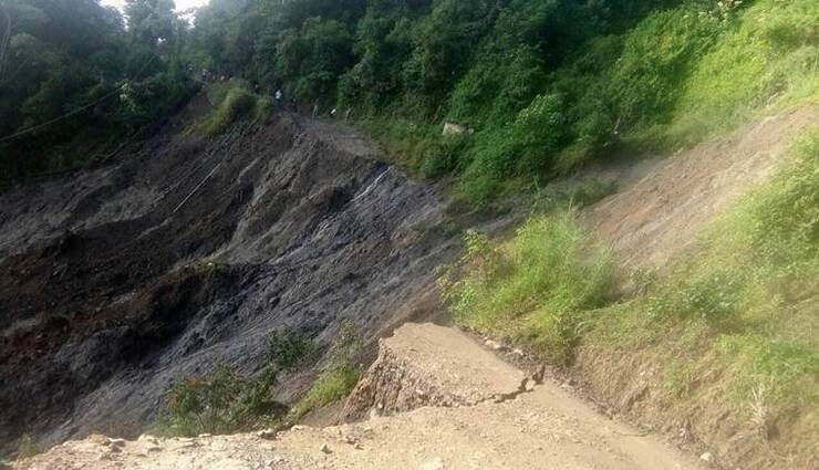 landslide,crash,cars,heavy damage,giant rock ,நிலச்சரிவு, விபத்து, கார்கள், பலத்த சேதம், ராட்சத பாறை