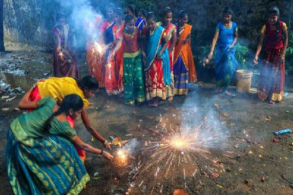 diwali,cheers,celebration,greetings,newlyweds ,தீபாவளி, உற்சாகம், கொண்டாட்டம், வாழ்த்துக்கள், புதுமண தம்பதிகள்