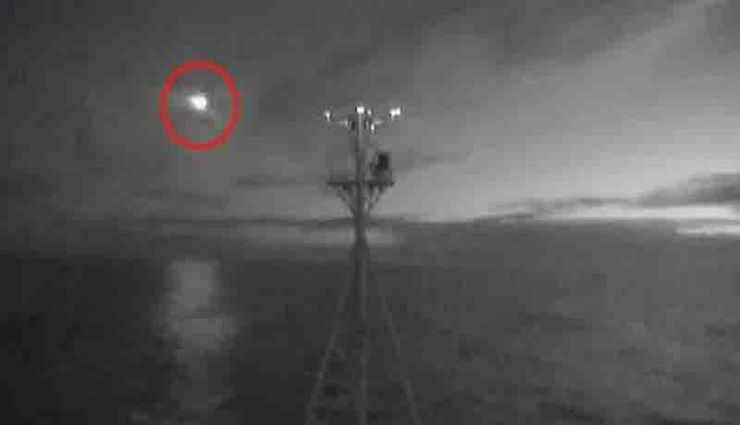 அடிவானத்தில் சிதறும் விண்கல்லை அழகாக படம் பிடித்த ஆராய்ச்சி கப்பல்