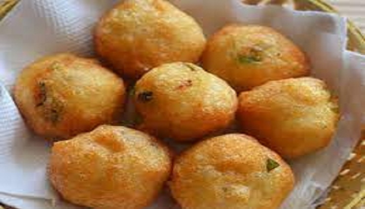 idli ponda,curry leaves,peanut flour,salt,onion ,இட்லி போண்டா, கறிவேப்பிலை, கடலைமாவு, உப்பு, வெங்காயம்