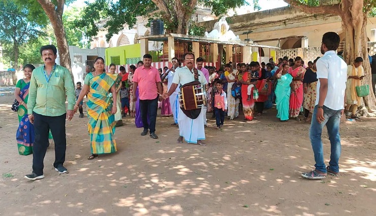 தஞ்சை அரசர் தொடக்கப்பள்ளியில் மாணவ, மாணவிகளுக்கு மேள தாளத்துடன் வரவேற்பு