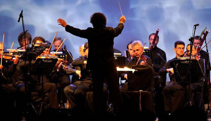 பேஸ்புக் ஆன்லைனில் கச்சேரி நடத்தி நிதி திரட்டும் இசைக்கலைஞர்கள்