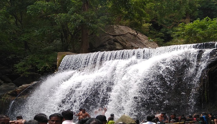 security,spiral waterfall,devotees,buses,a procession ,பாதுகாப்பு, சுருளி அருவி, பக்தர்கள், பேருந்துகள், ஒரு வழிபாதை