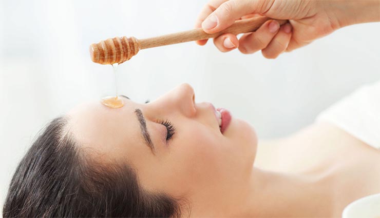 பருக்களை தேன் பயன்படுத்துவதன் மூலம் போக்கலாம்