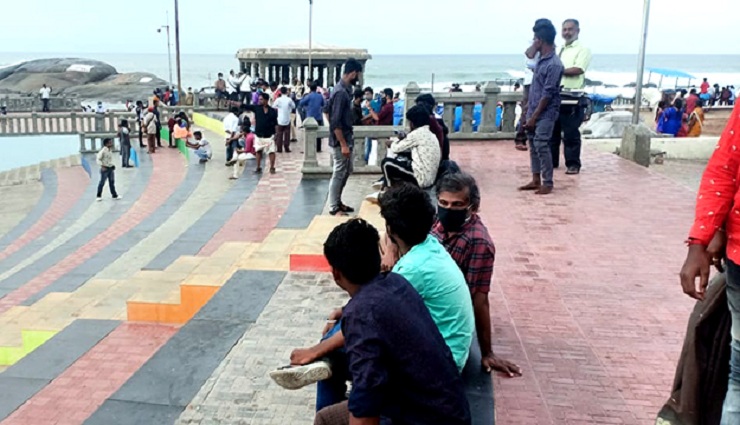 கன்னியாகுமரி கடற்கரையில் சூரிய உதயத்தை காண குவிந்த மக்கள்