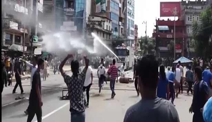 nepal,police,civilians,tear gas ,நேபாளம், போலீசார், பொதுமக்கள், கண்ணீர் புகை குண்டு
