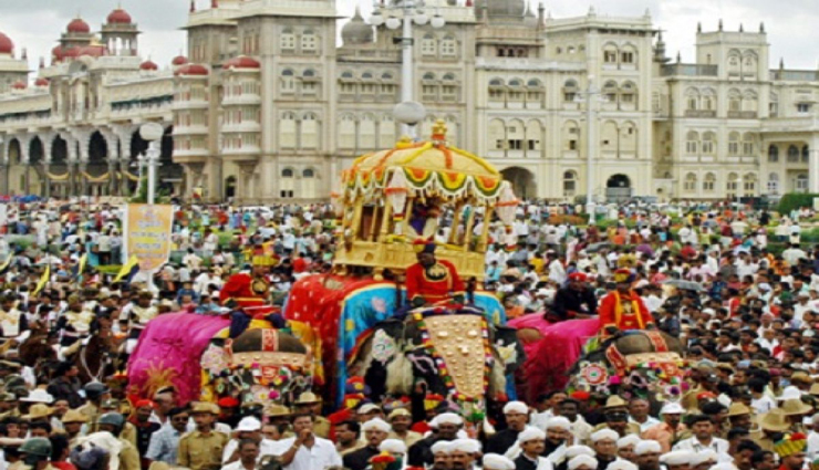 கொரோனா பரவல் காரணமாக தசரா விழாவை எளிமையாக கொண்டாட முடிவு