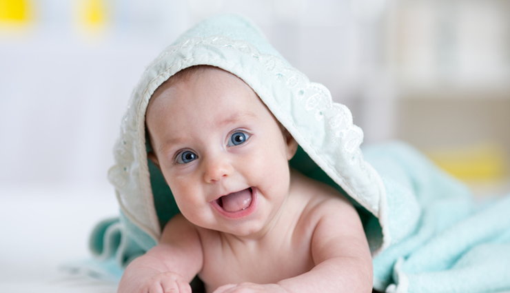 தாய்ப்பால், புட்டி பால் குடிக்கும் குழந்தைகளின் நாக்கை சுத்தம் செய்வது எப்படி ?