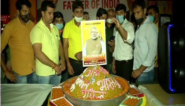 prime minister modi,birthday celebration,biggest laddu,delhi