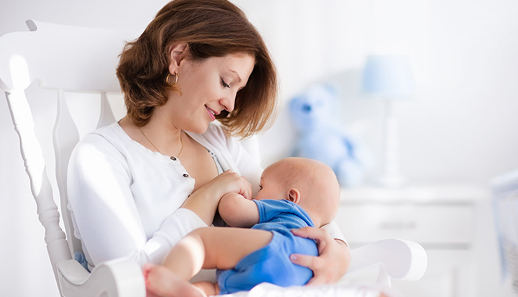 குழந்தை பிறந்த ஒரு மணி நேரத்துக்குள் தாய்ப்பாலை முதல் உணவாக கொடுக்க வேண்டும்