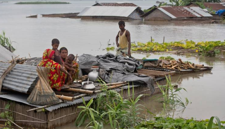 assam,heavy rain,flood,people affect ,அசாம், பலத்த மழை, வெள்ளம், மக்கள் பாதிப்பு 