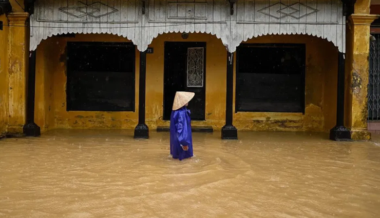 வியட்நாமில் கனமழை காரணமாக ஏற்பட்ட இயற்கைபேரிடர்களில் சிக்கி 111 பேர் உயிரிழப்பு