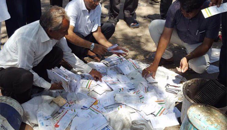 trash,aadhar card,thoothukudi,post office,investigation ,குப்பைத் தொட்டி,ஆதார் அட்டை,தூத்துக்குடி,தபால் அலுவலகம்,விசாரணை