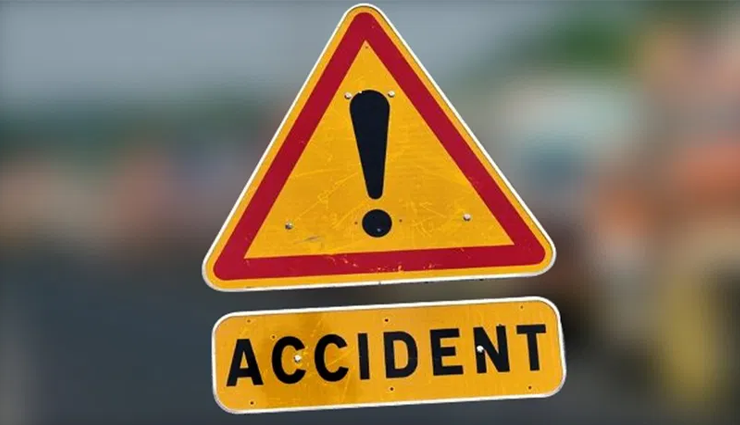 லாரி மீது வேன் மோதி விபத்து: சம்பவ இடத்திலேயே டிரைவர்-கிளீனர் பலி