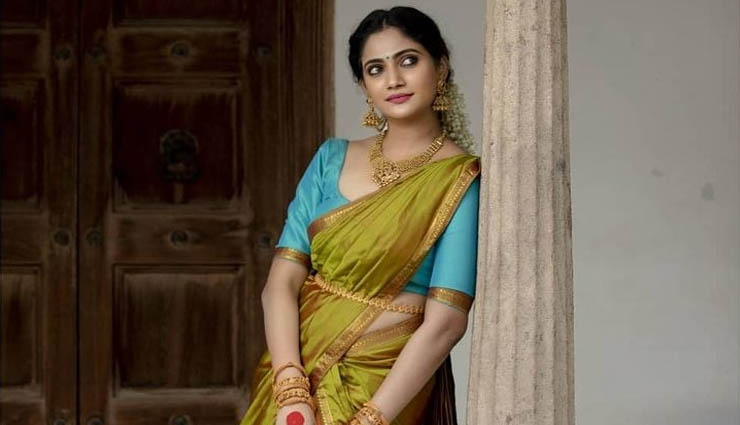 பாவாடை தாவணி காஸ்ட்யூமில் கலக்கும் நடிகை லாஸ்லியா!