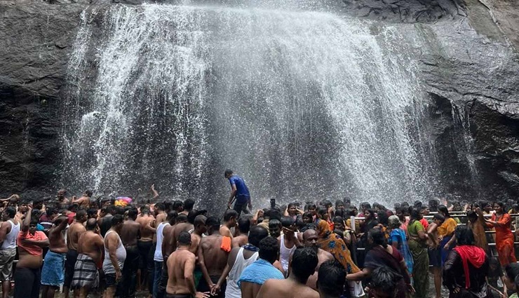 tourists,koorala falls , சுற்றுலா பயணிகள் , குற்றால அருவி