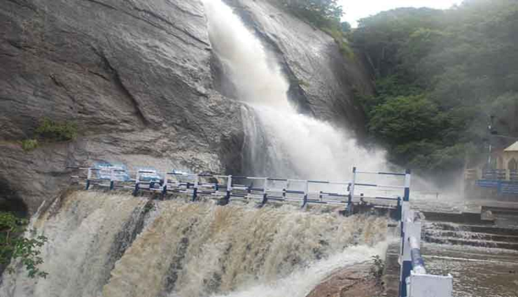 koorala waterfall,flood,bath ,குற்றால அருவி,வெள்ளப்பெருக்கு ,குளிக்க 
