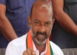 డబ్బుల పంపిణీ అడ్డుకున్నందుకు పోలీసులు దాడి చేశారు: బండి సంజయ్