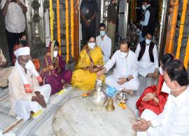 కరోనా లేని ప్రపంచం కోసం పూజలు నిర్వహించిన మహారాష్ట్ర డిప్యూటీ సీఎం అజిత్‌ పవార్...