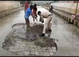 జోరు వానలో సొంత డబ్బుతో రోడ్డు పనులు చేసిన పోలీస్ కానిస్టేబుల్...‌వీడియో వైరల్