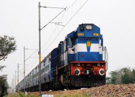 హెడ్ ఫోన్ పెట్టుకొని రైల్వే ట్రాక్ పై ఫోన్ మాట్లాడుతున్న వ్యక్తిని రైలు ఢీకొనడంతో దుర్మరణం